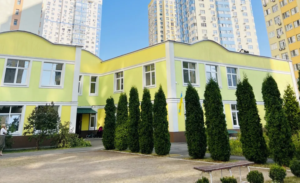 Будівля дитячого кампусу KMDШ kids серед житлового масиву