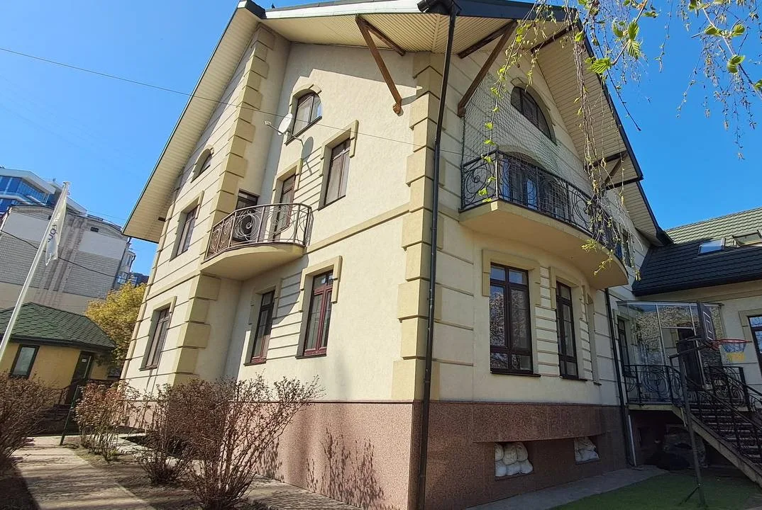 Територія ліцею «Крила» у Печерському районі